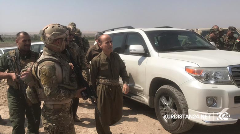 به‌ وێنه‌.. وه‌زیری پێشمه‌رگه‌ سه‌نگه‌ره‌كانی به‌رگری به‌سه‌ر كرده‌وه‌